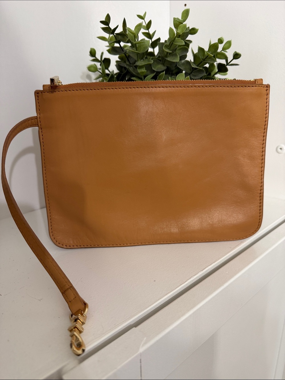 Tory Burch Large Tan Leather Clip in Pouch - Picture 2 of 11